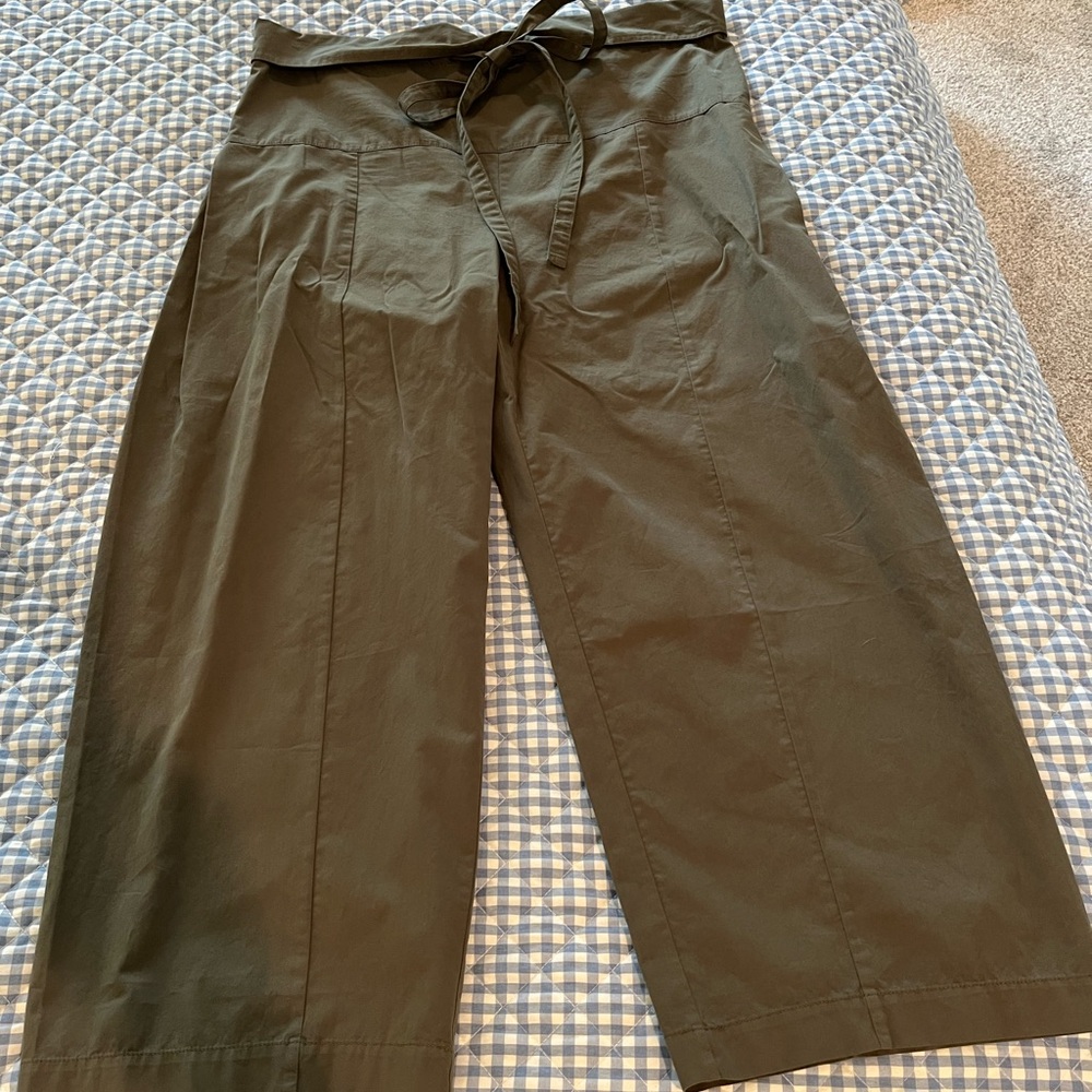Banana Republic The White Lotus women’s Olive Green Drawstring Wide-Leg Pants